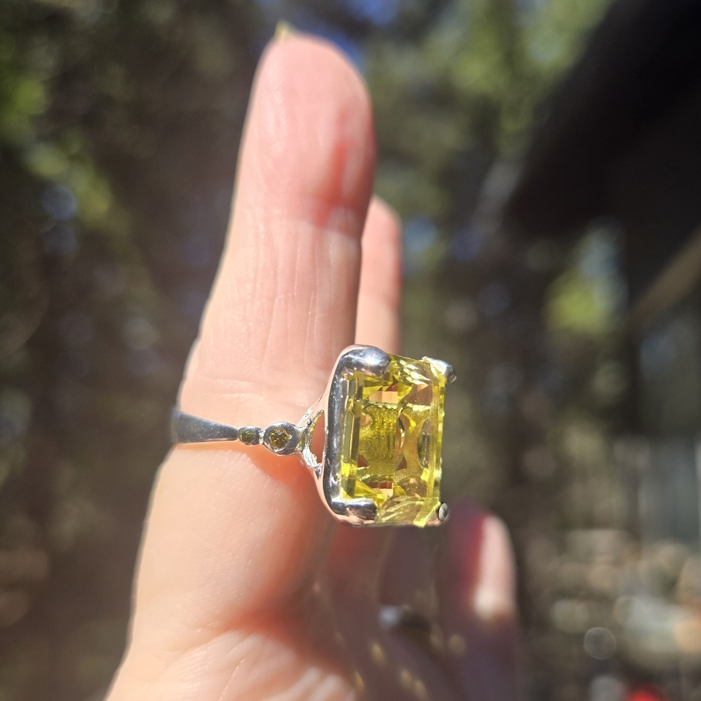 Lemon 🍋 Quartz emerald cut 13k & peridot sterling ring sz7 - Picture 5 of 7